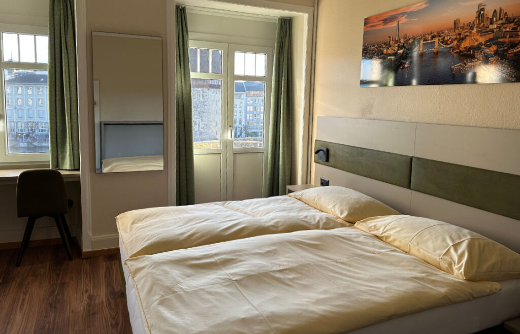 Bild vom Comfort Zwei-Betten-Zimmer mit Flussblick im Hotel Pickwick Luzern
